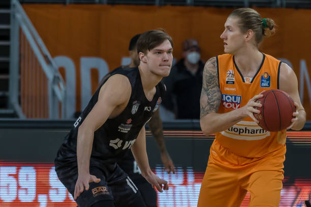 6场比赛中 6场比赛中